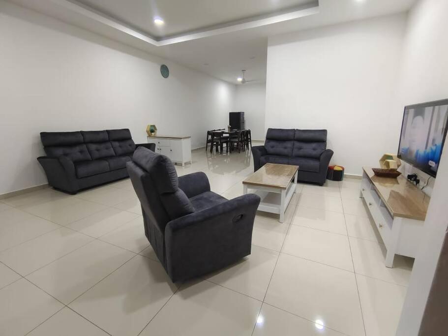 Sakura Homestay 5 Bedrooms - Spring Lopeng 14 Pax 미리 외부 사진